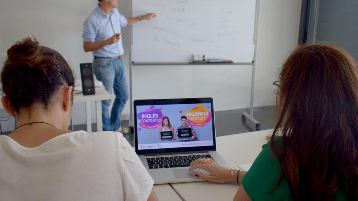 Imagen de archivo en una clase de inglés del Laboratorio de Idiomas de la UMH