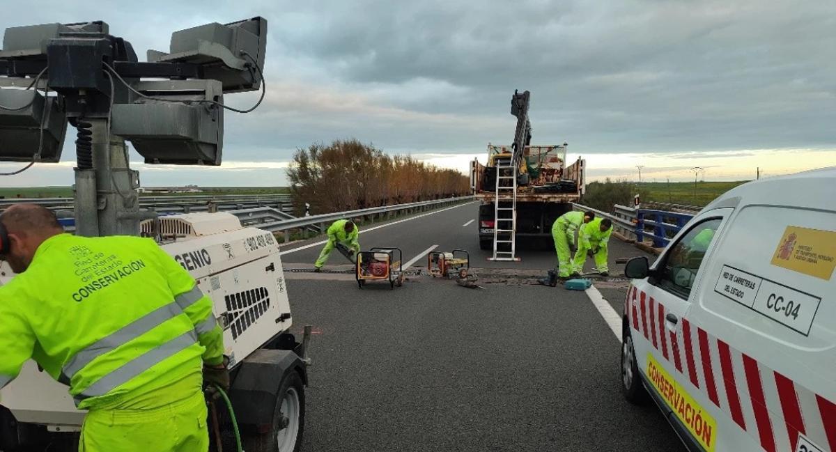 Operarios de la Red de Carreteras del Estado realizan trabajos en una carretera provincial.