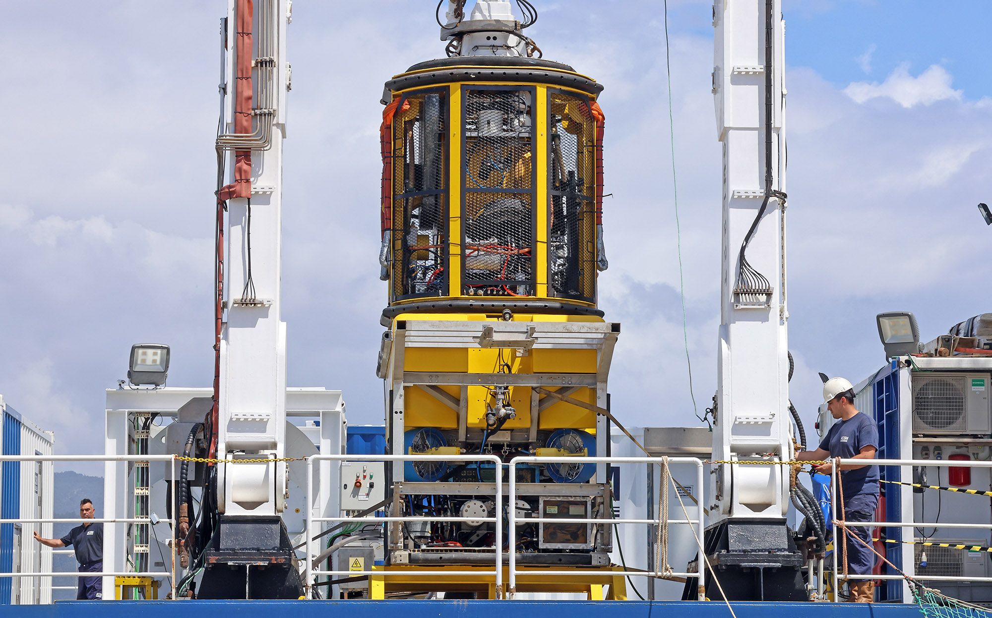 Tripulación en la cubierta del “Ártabro” con los robots “Triton”, con los que buscarán los restos del barco