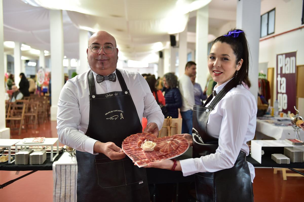 La única cortadora de jamón de Plasencia, Montse Susaño, con Felipe Gil.