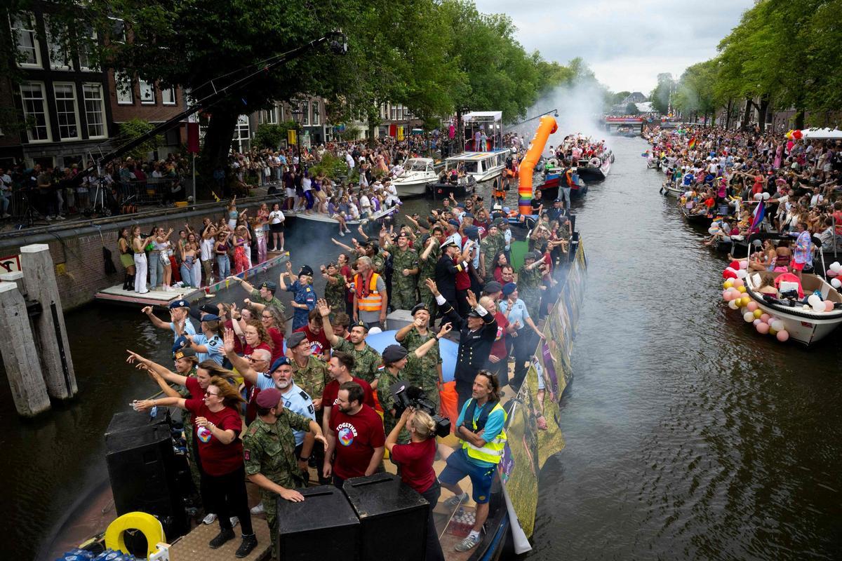 Celebran el desfile anual del orgullo LGTB+ por el Canal en Ámsterdam