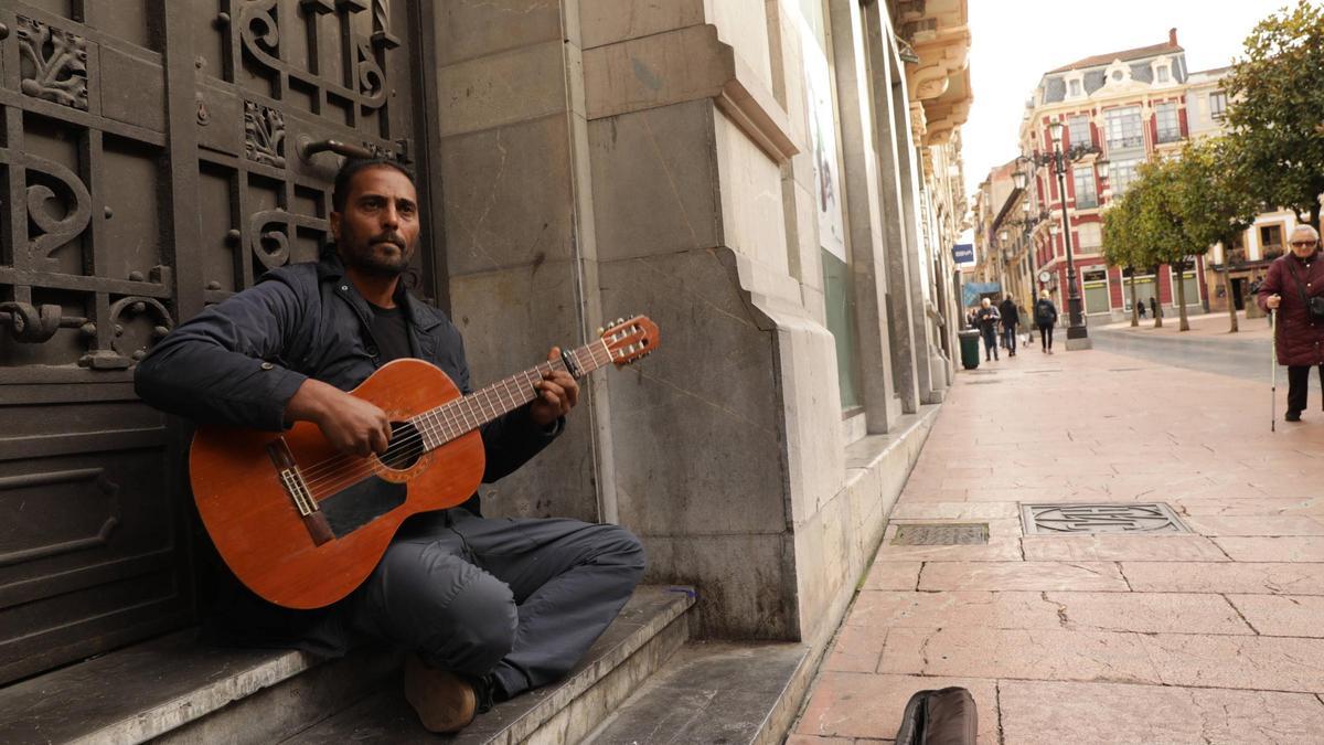 Miguel Gabarri, el músico callejero de Oviedo que ha hecho viral su versión flamenca de "Santa Bárbara Bendita"