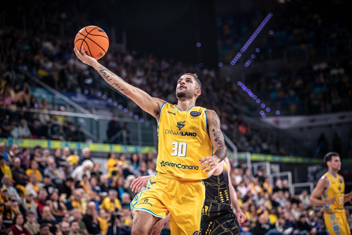 Robertson finaliza una bandeja durante el derbi canaria ante La Laguna Tenerife.