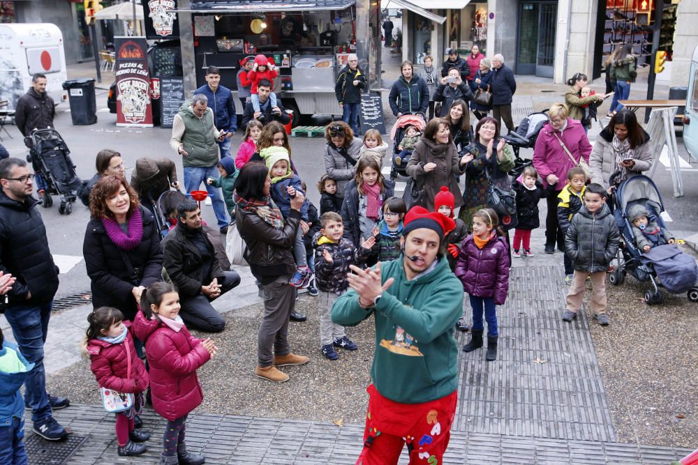 Les «food trucks» omplen de gent el carrer Migdia de Girona