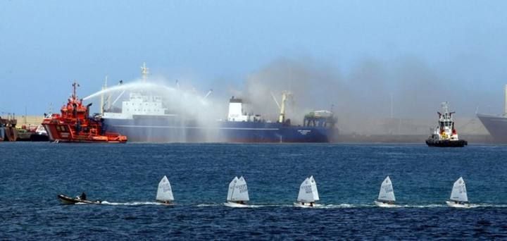 SE INCENDIA UN PESQUERO ATRACADO EN EL PUERTO DE LAS PALMAS