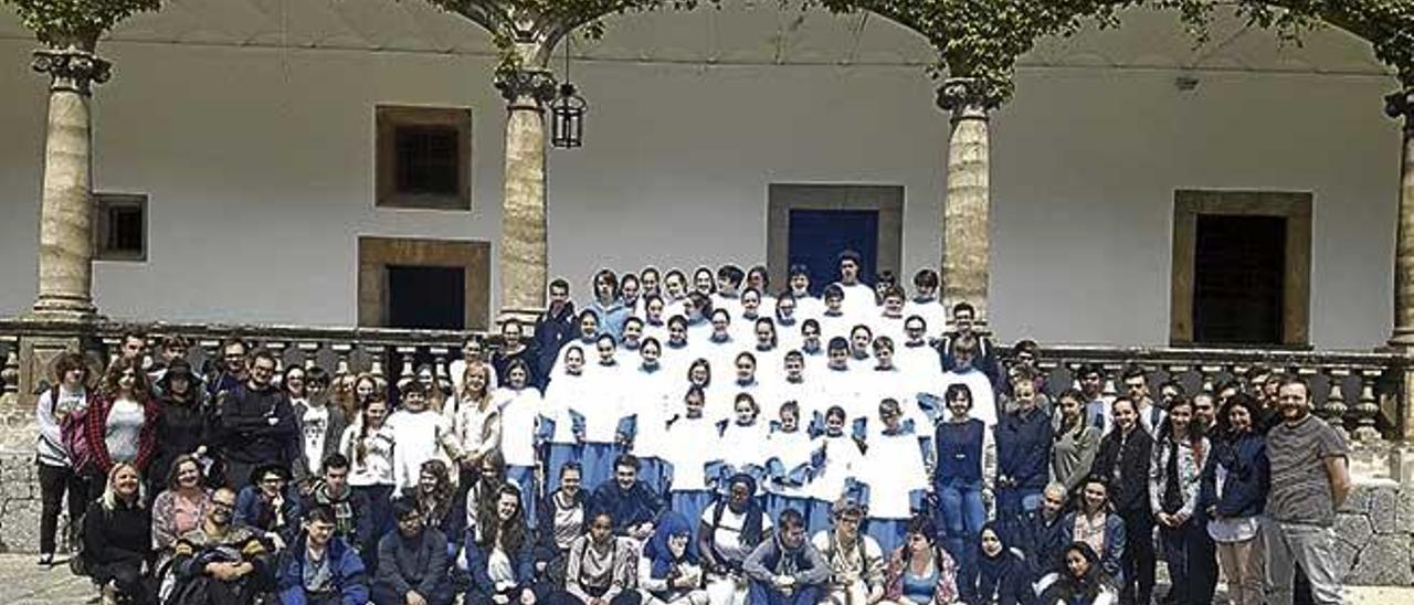 Los alumnos europeos junto a los Blavets en Lluc.