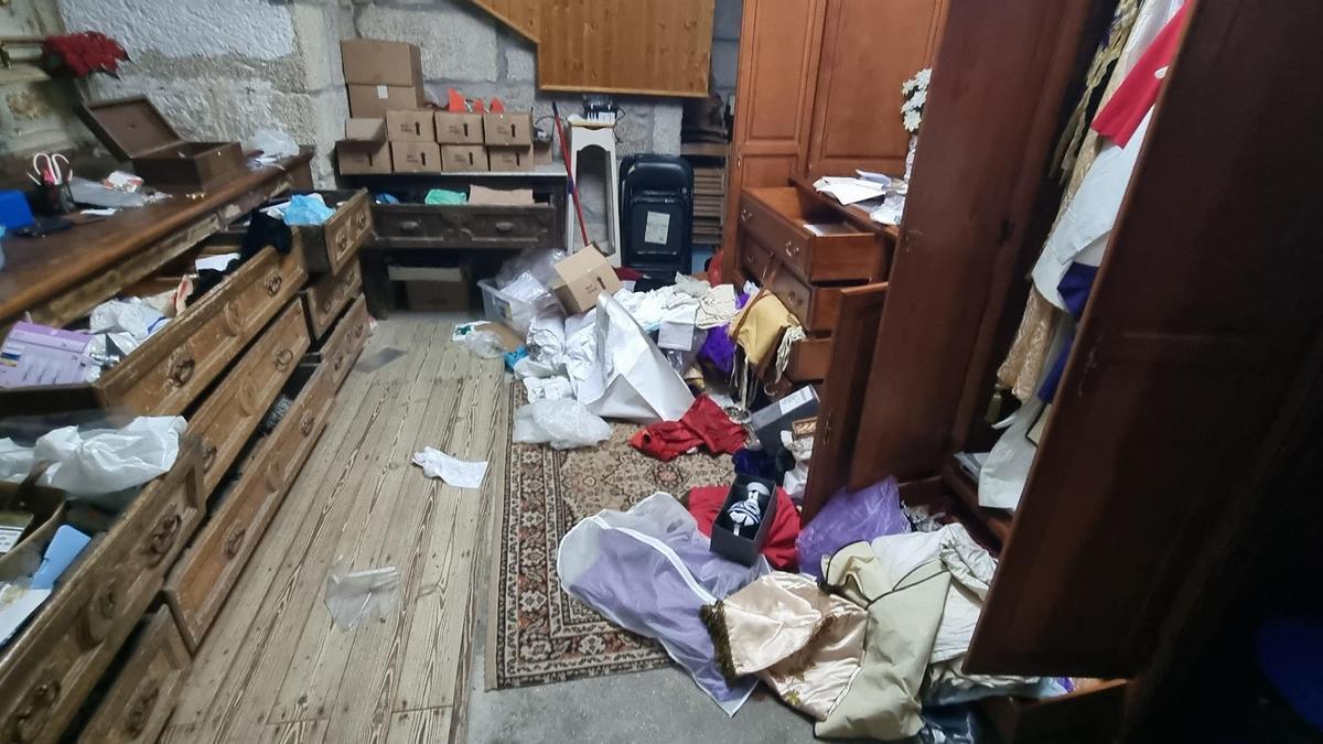 Destrozos en el interior de la Iglesia de Xende