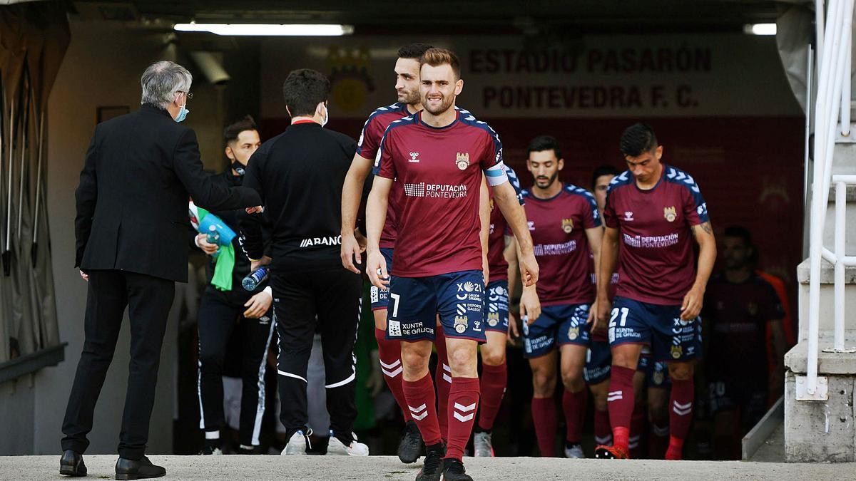 El equipo granate, con el capitán Álex González a la cabeza, saliendo al campo de Pasarón el pasado domingo. |  // GUSTAVO SANTOS