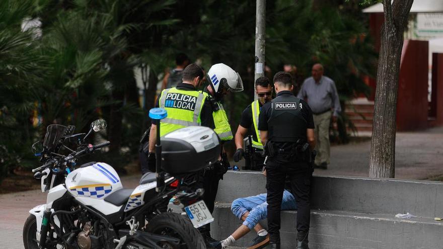 Alarma en Ibiza por un hombre con dos cuchillos en el parque de la Paz