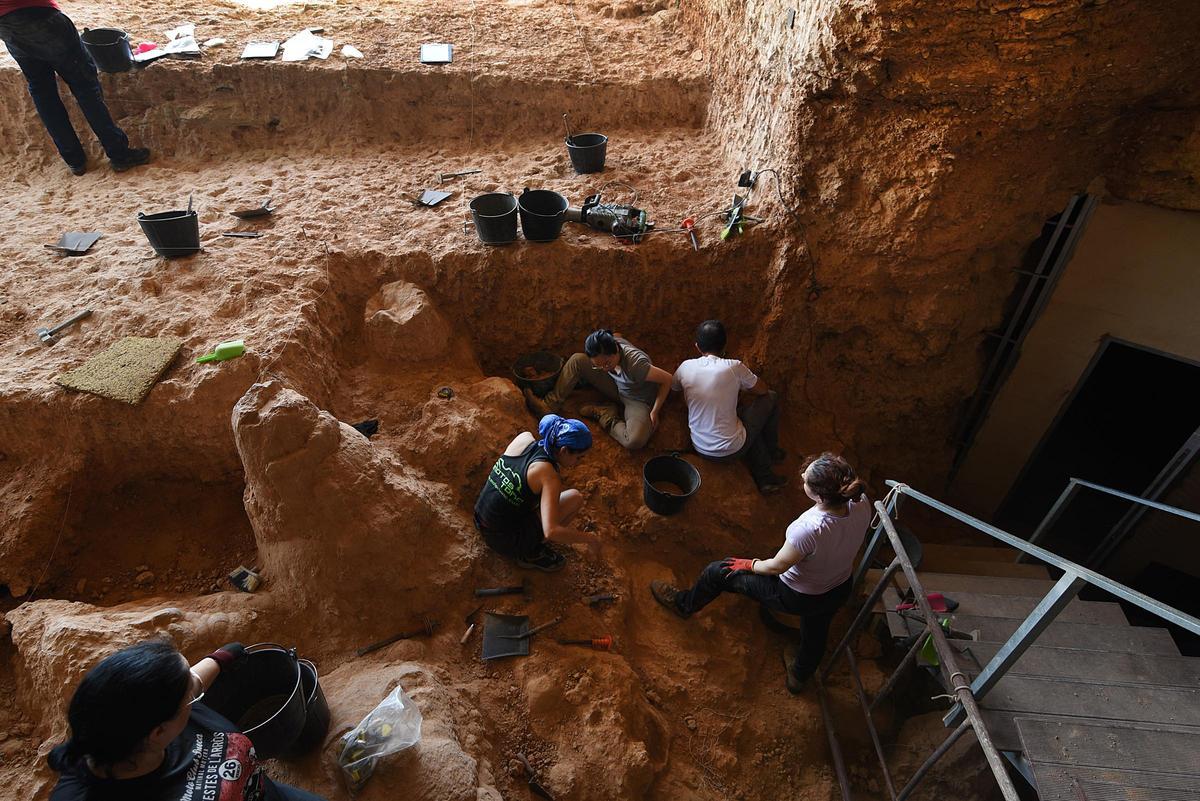 Un grupo de voluntarios durante la campaña de excavación.