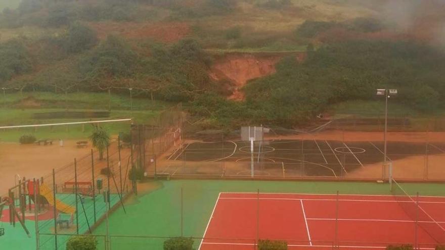 Un argayo sepulta parte del recinto deportivo de la urbanización de Xivares