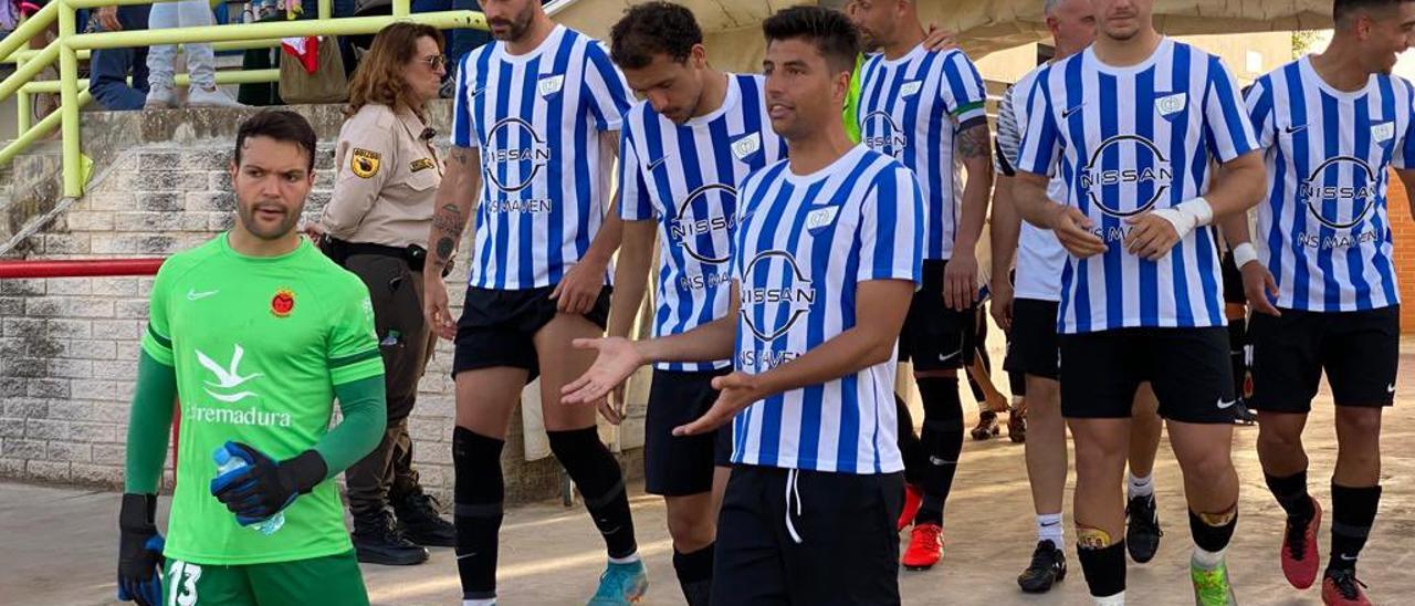 Jugadores del Montijo con la camiseta del centenario antes de un partido