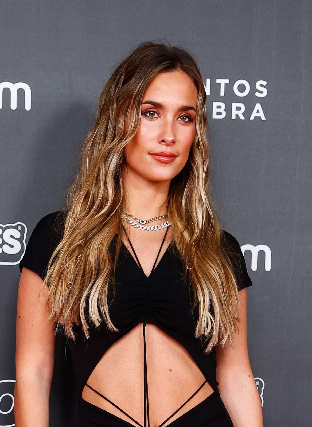 Premios Ídolo: primer plano de María Pombo, con vestido con cut outs de Etro