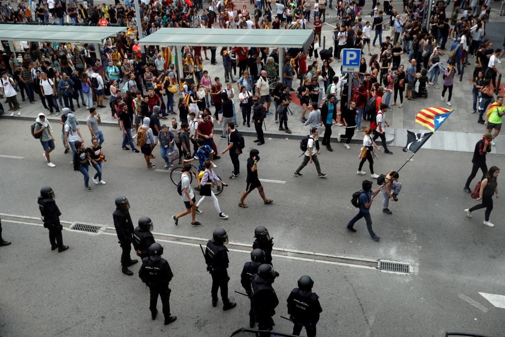 Milers de persones a l'aeroport del Prat