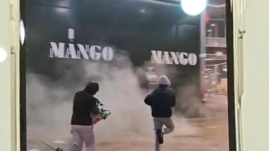 Atraco en el centro comercial Las Terrazas: la Policía investiga si los encapuchados están implicados en otros robos con violencia a joyerías en Gran Canaria