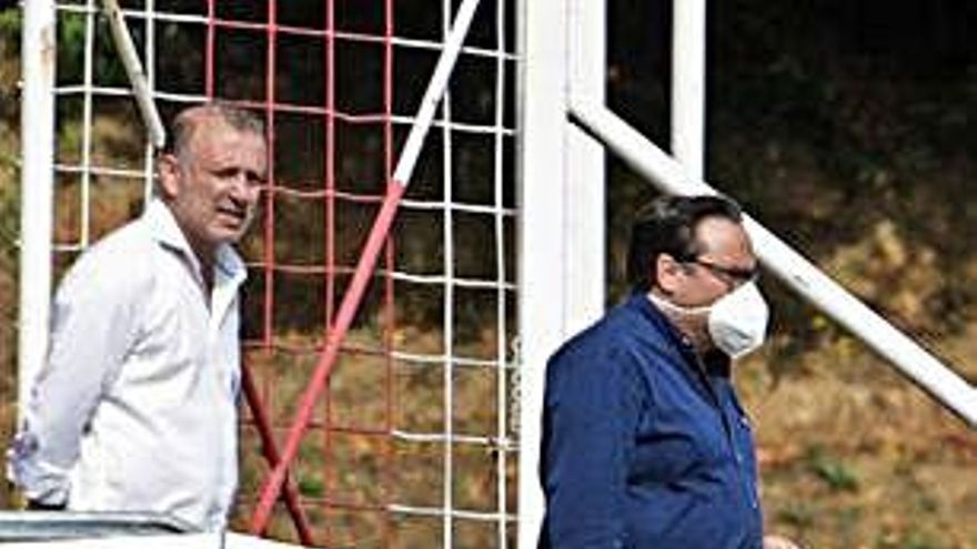 Javi Rico y Javier Fernández observan el entrenamiento