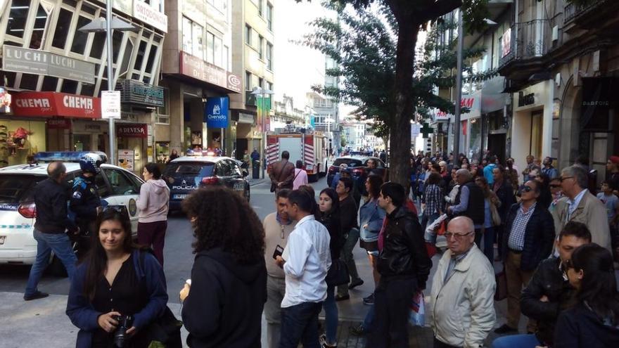 Vecinos y servicios de emergencia ante la vivienda. R. V.