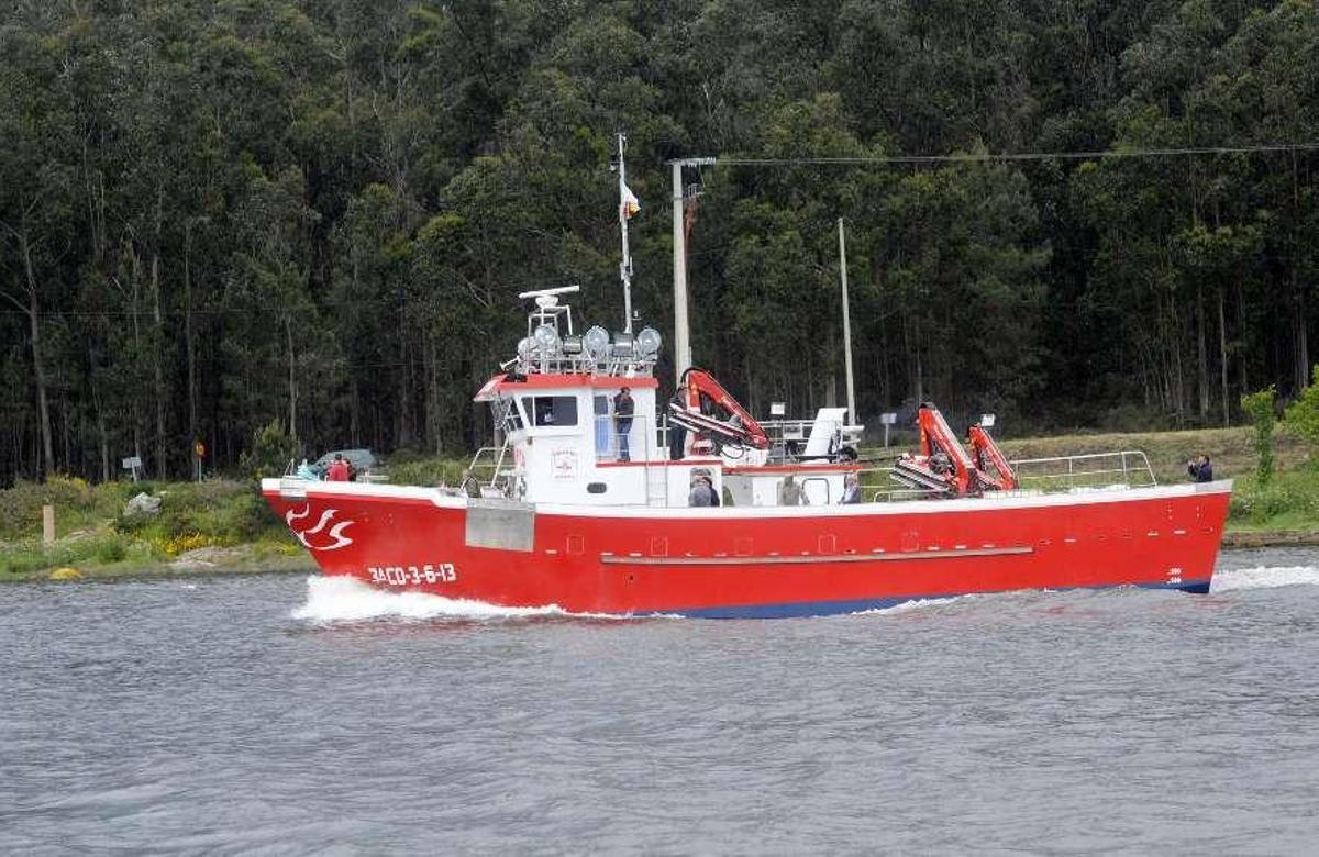 Astilleros del Ulla capea el temporal de la crisis con la botadura de nuevos barcos