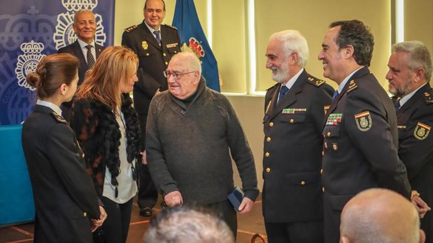 Homenaje a los jubilados y a tres generaciones de policías de una misma familia