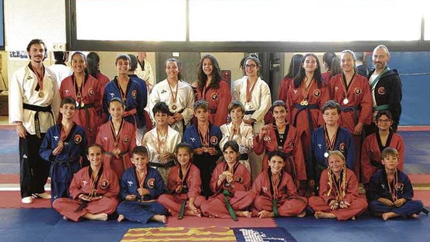 El Hwarang posa con las medallas conquistadas en el Nacional celebrado en CÃ³rdoba.