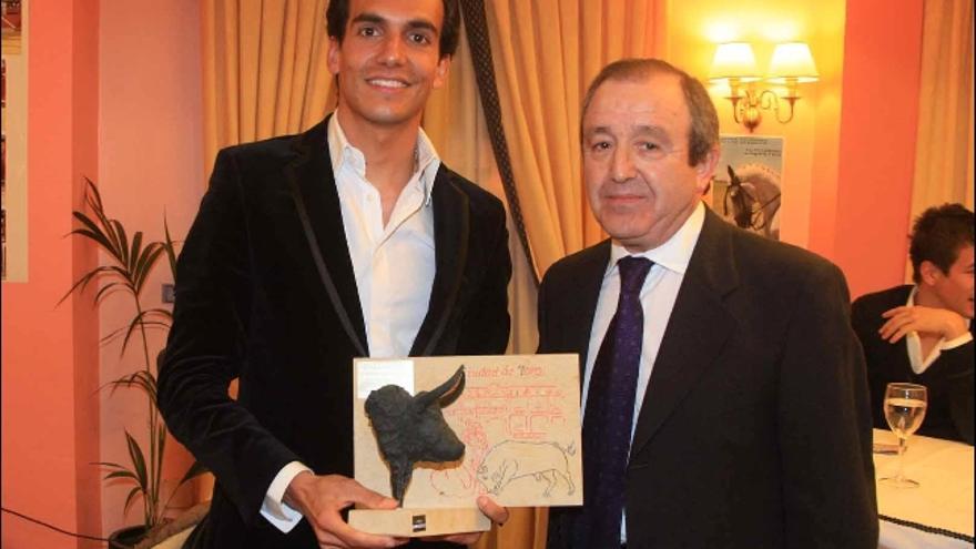 El diestro Leandro Marcos recibió el trofeo de manos de Feliciano de la Calle, presidente de la peña taurina que lleva su nombre