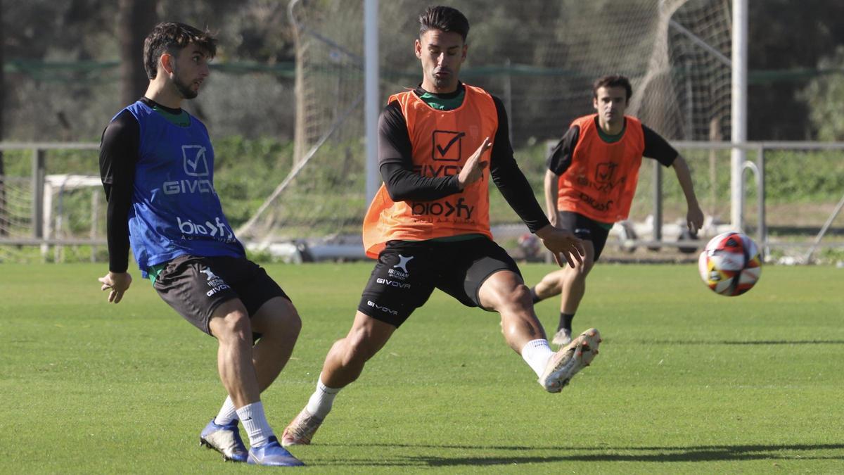 Kike Márquez en una acción con Cristian Delgado en el entrenamiento del Córdoba CF.