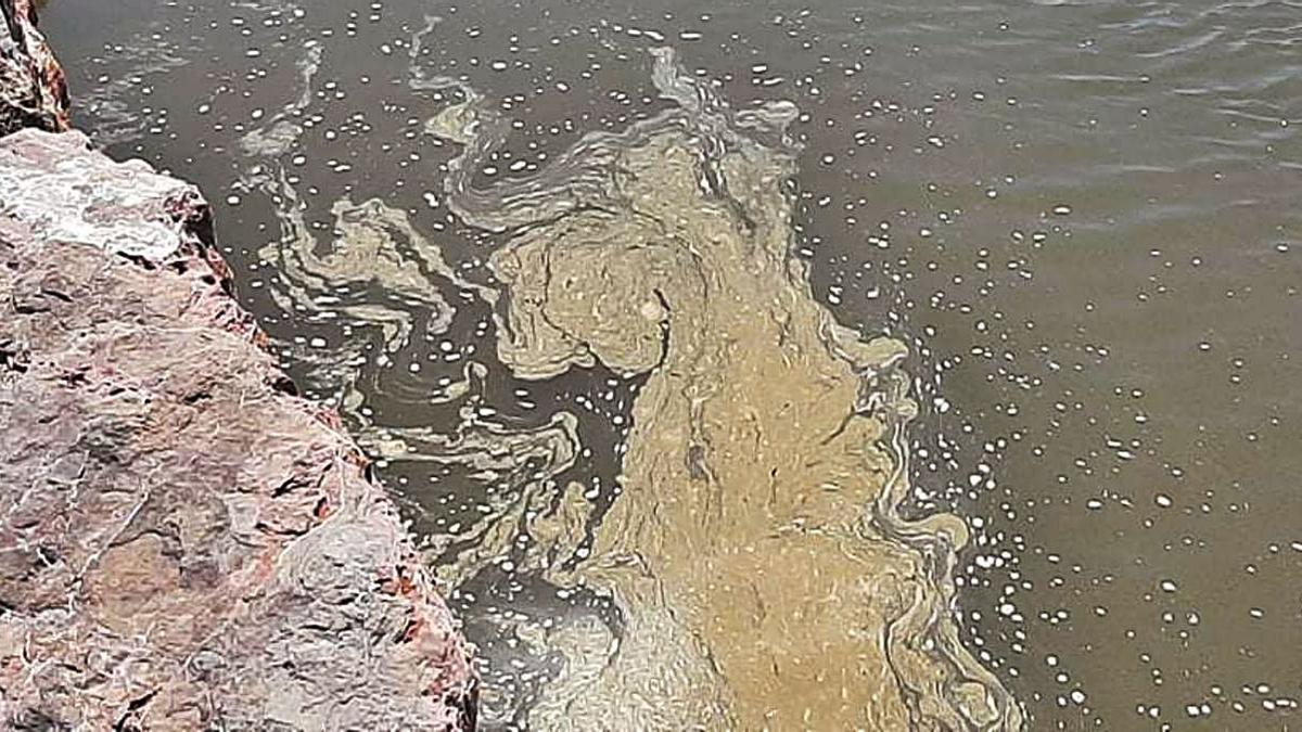 Las quejas no frenan el vertido de agua turbia de la gola a la playa de Sagunt | E.A.