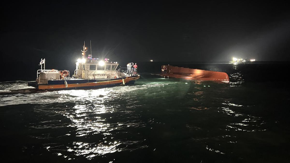 Imagen de archivo de un operativo de rescate tras volcar un barco pesquero de Corea del Sur.