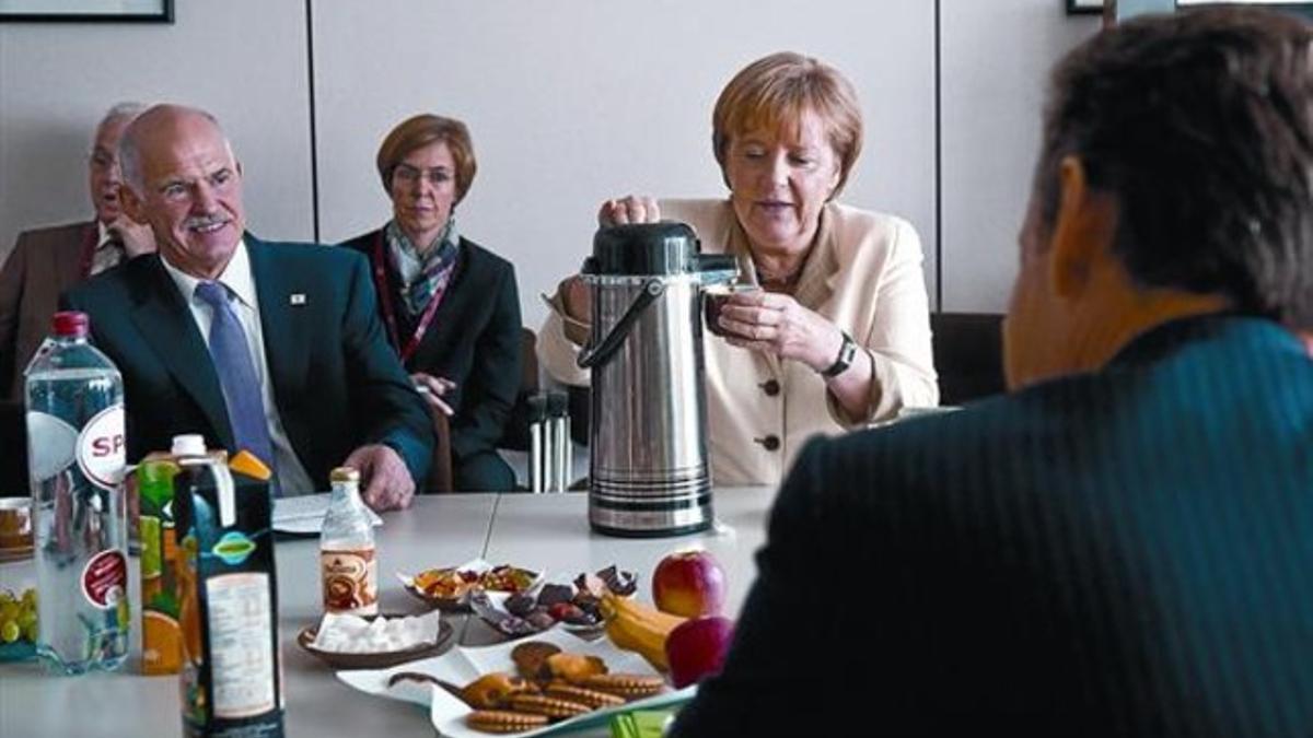 El primer ministro griego George Papandreou, la cancillera alemana Angela Merkel y el presidente francés Nicolas Sarkozy, ayer en la Cumbre de Bruselas.