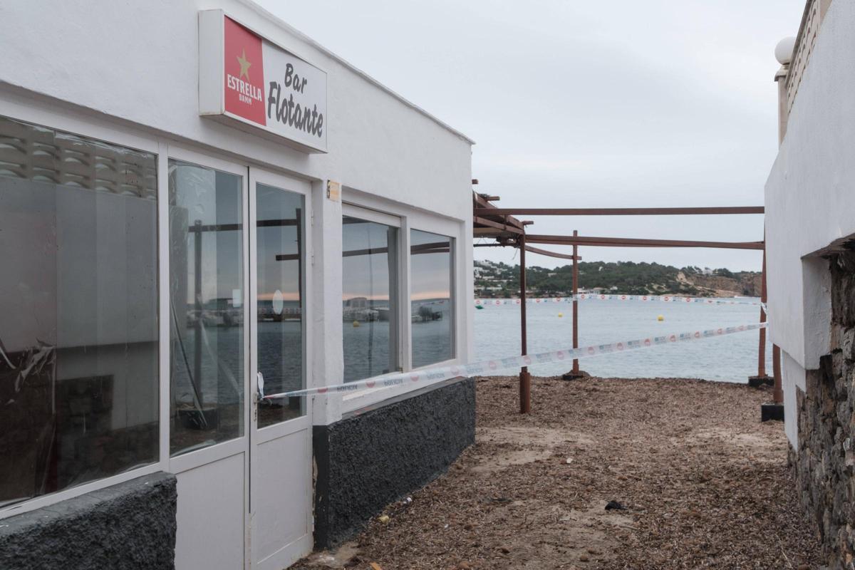 Precintan el bar Flotante de Talamanca por el peligro de su estructura tras el temporal