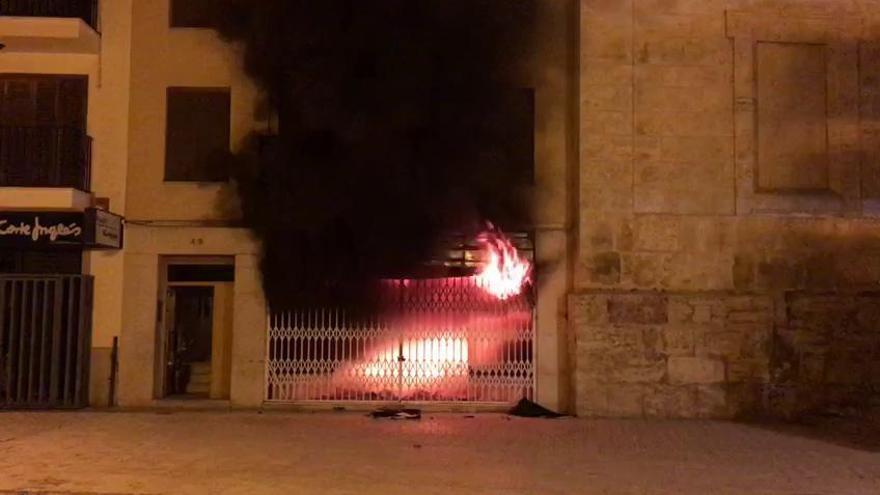 Un incendio calcina un bazar en Llíria