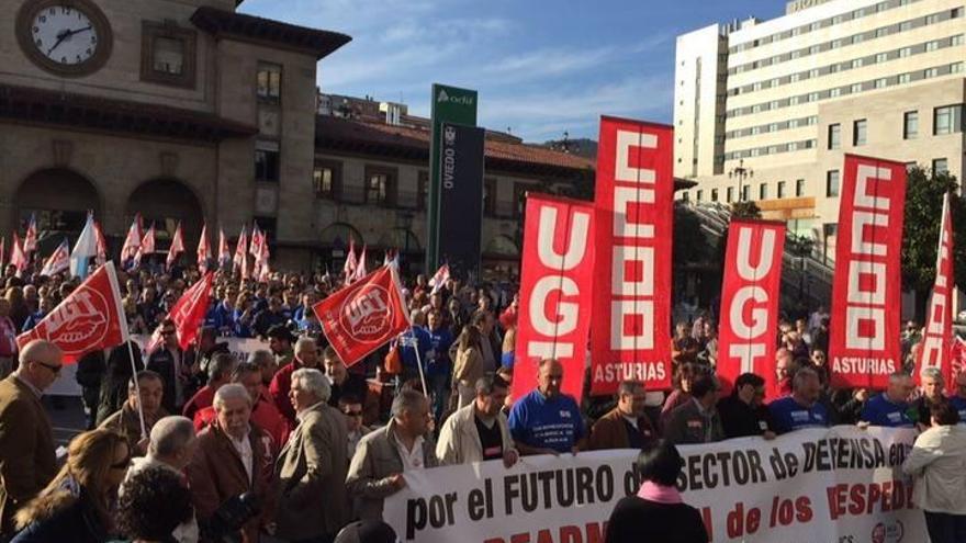 Extrabajadores de la fábrica de armas se concentran en Oviedo