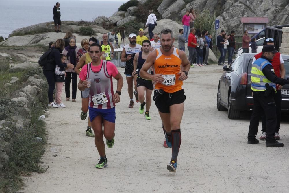 Más de medio millar de corredores completaron el espectacular y exigente recorrido de 21 kilómetros por la Costa da Vela de Cangas.