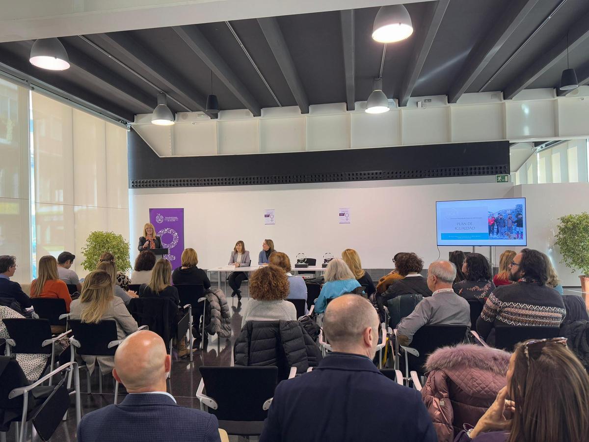 Momento del acto de reconocimiento a la Empresa Conciliadora otorgado por el Ayuntamiento de Elche