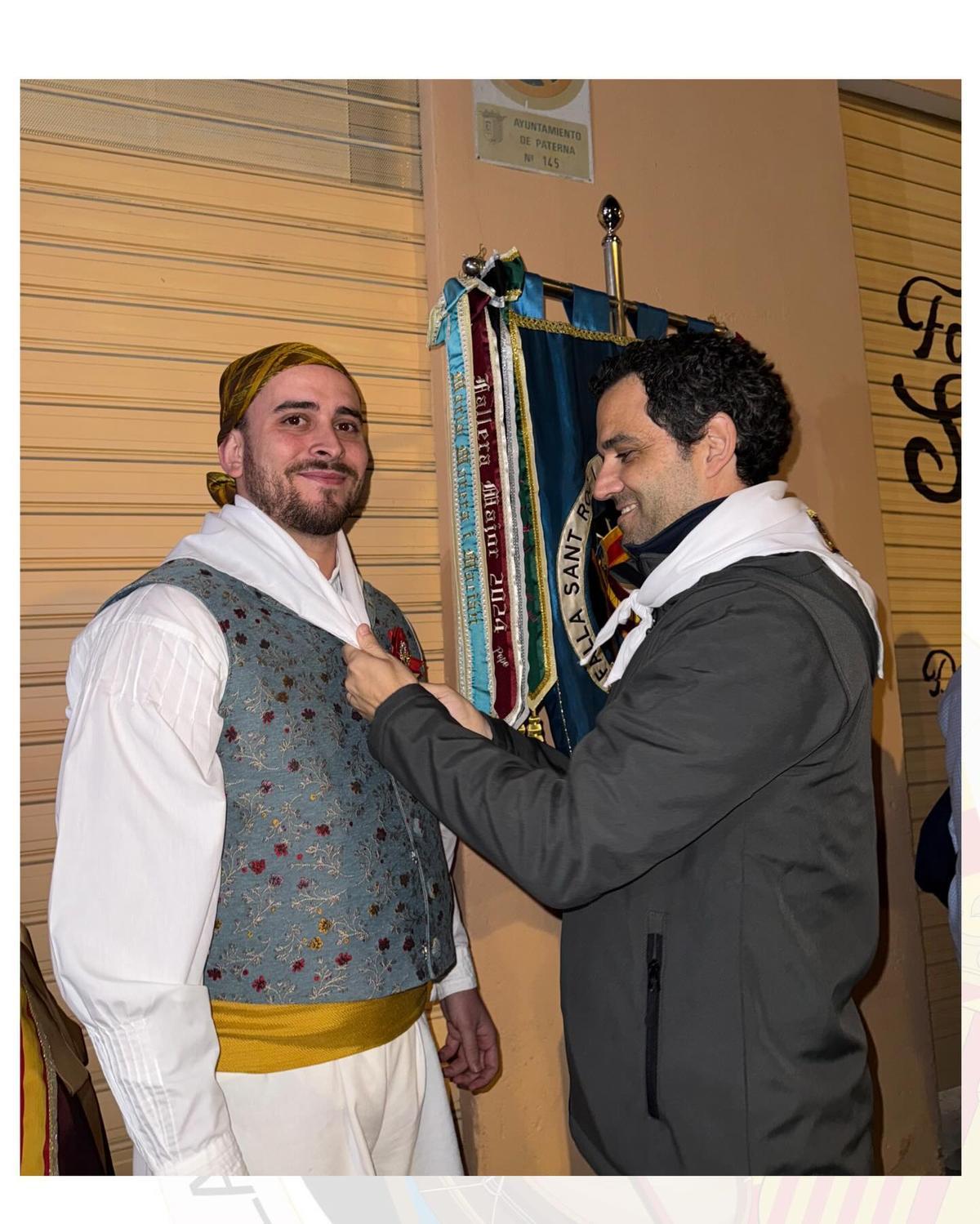 El presidente de Sant Roc  Alejandro Romero, junto con el acalde de Paterna, Juan Anotnio Sagredo, en la Nit d?Albaes.