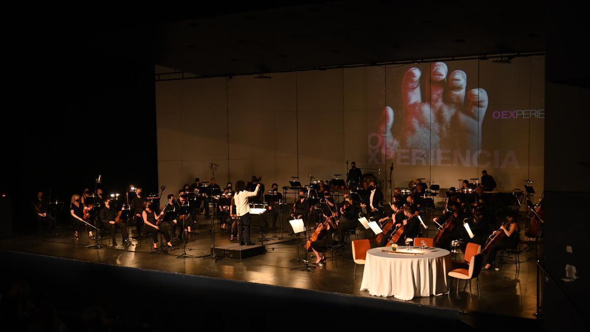 Actuación inicial que la Orquesta de Extremadura protagonizó ayer dentro de su nuevo espectáculo.