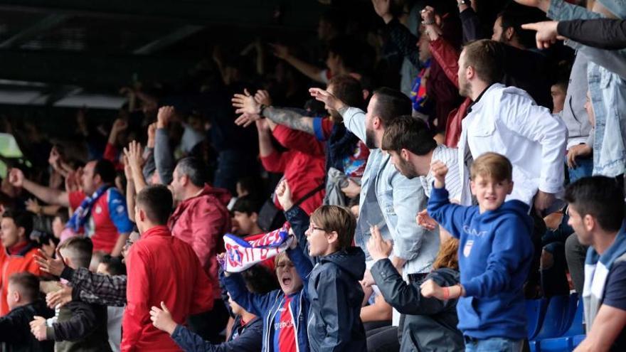 La afición del Langreo celebra la victoria ante el Náxara