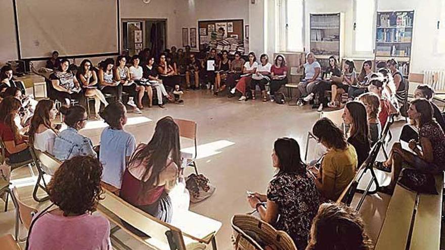 Un momento de la asamblea feminista en un centro escolar.