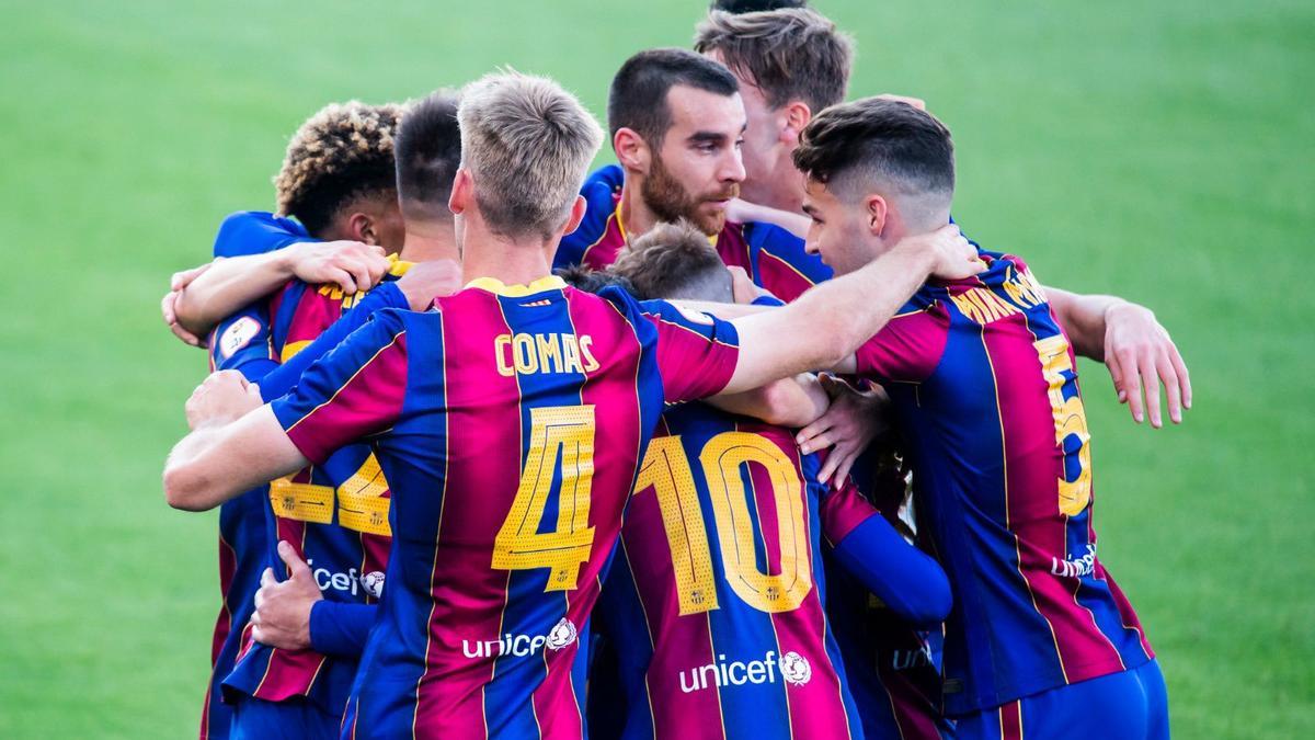 Los futbolistas del filial azulgrana celebran uno de sus dos goles a la UD Ibiza.