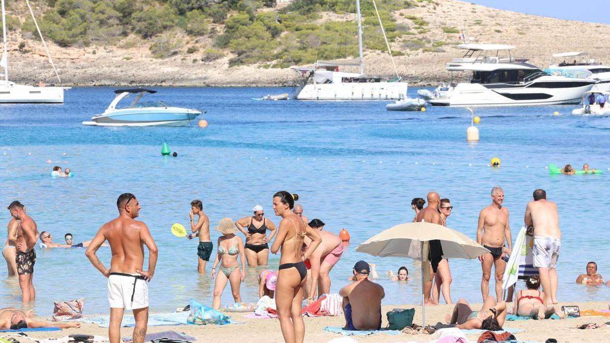 Turistas en Portinatx durante el mes de agosto.
