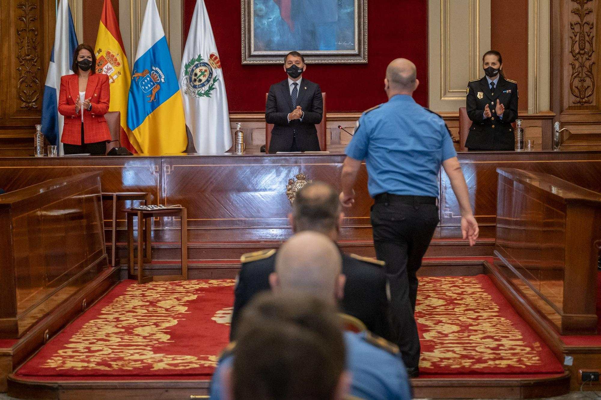 Entrega medallas a la Policía Local Santa Cruz