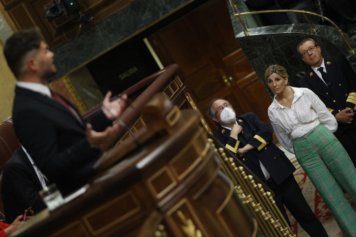 La vicepresidenta segunda y ministra de Trabajo y Economía Social, Yolanda Díaz, observa la intervención del portavoz de ERC, Gabriel Rufián, en una imagen de archivo.