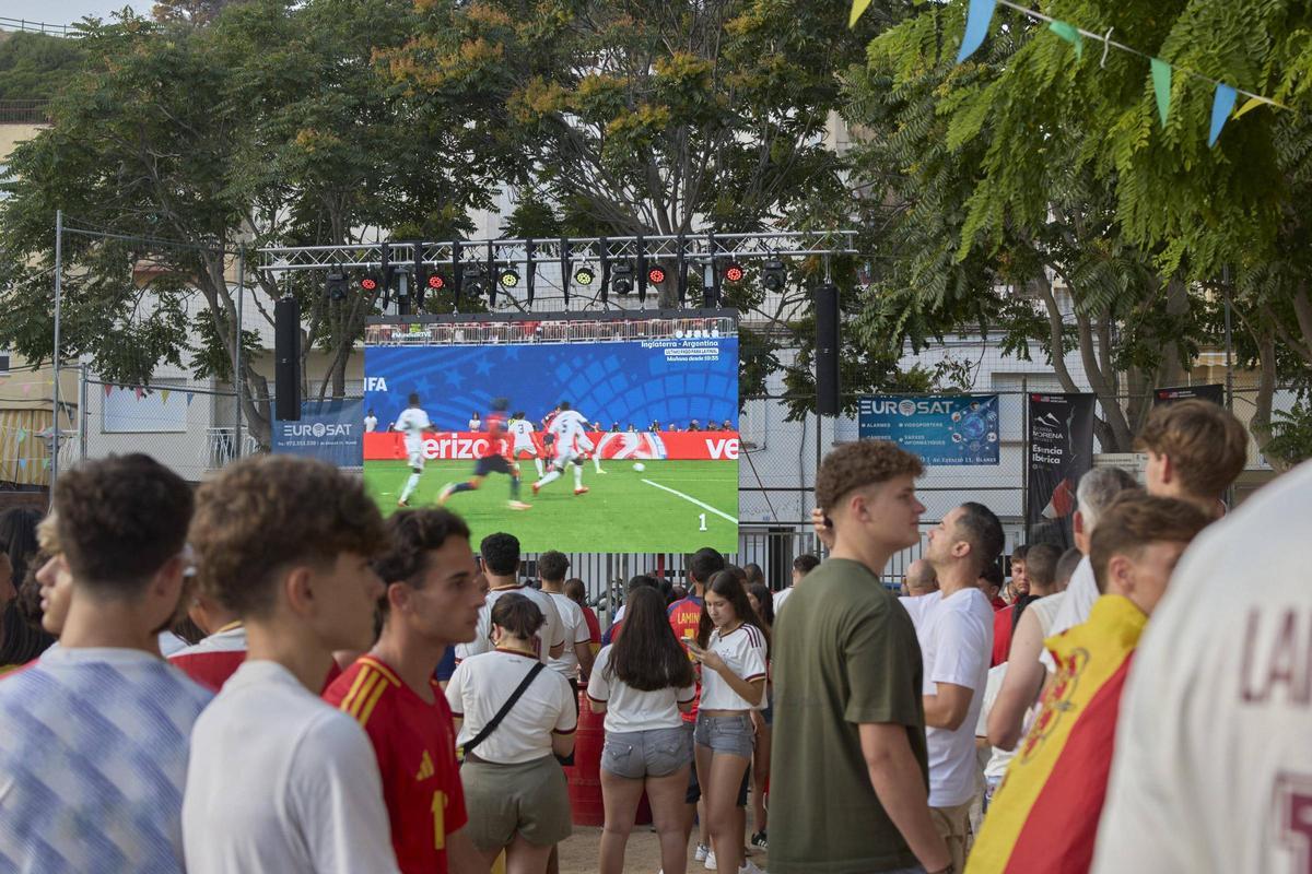 Les imatges de la concentració a Blanes per seguir la selecció espanyola