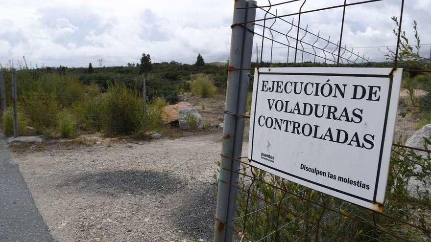 Letrero del polígono de Morás que advierte de la realización de voladuras.