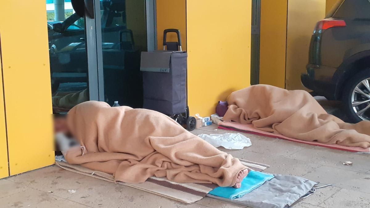 Dos de las personas que forman parte del grupo de 'sin techo' que duermen en el hospital de referencia.