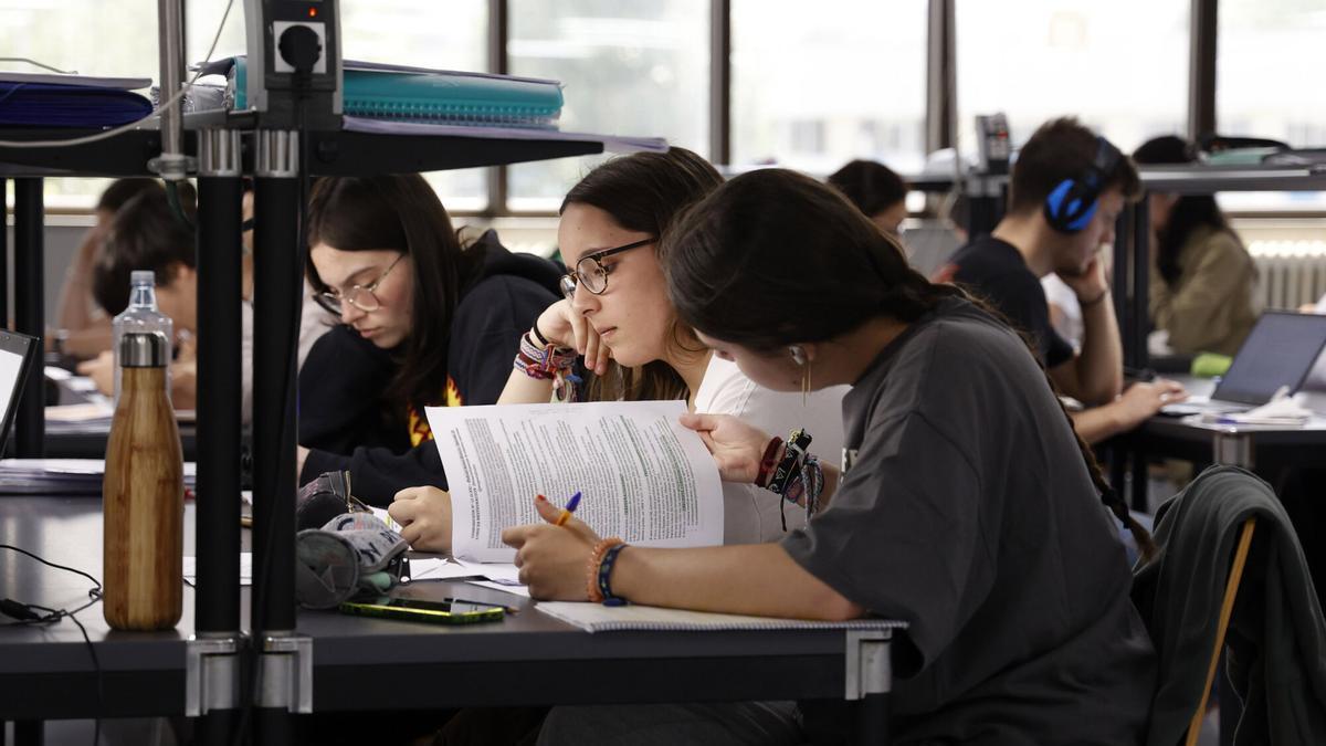 Estudiantes preparan exámenes en la biblioteca de la facultad de Ciencias Sociales de la Universidad de Vigo. Campus UVigo