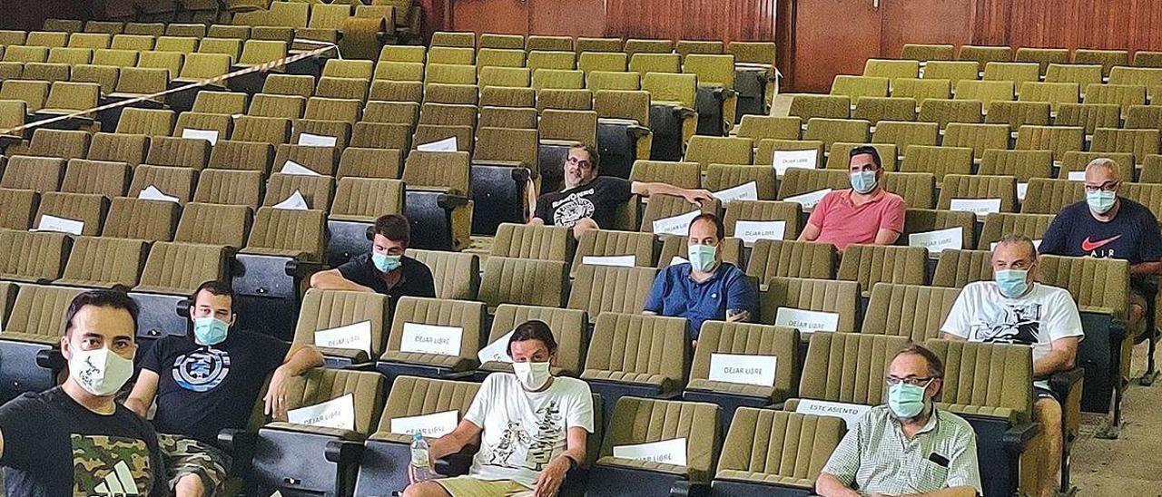 Ignacio Fuster, a la izquierda, ayer, junto a parte de los afiliados de CSI en Vauste, en el salón de actos de la Casa Sindical, en los momentos previos al inicio de una asamblea.