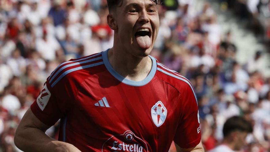 Jörgen Strand Larsen 
celebra su gol
al Sevilla.
 // EFE