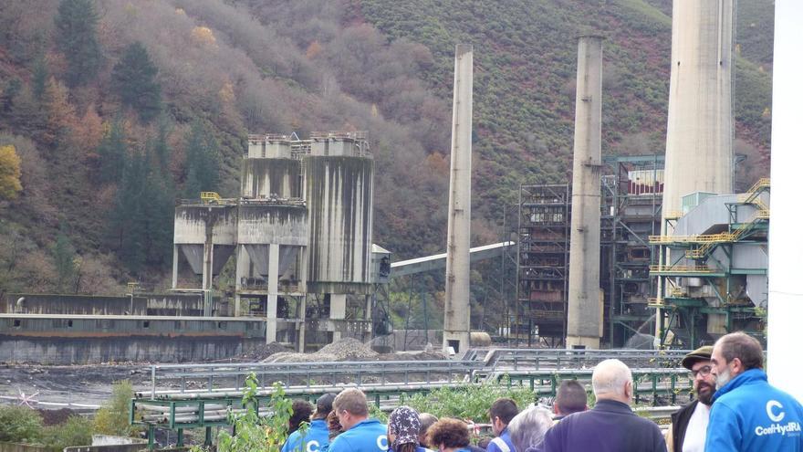 Las chimeneas de la central térmica del Narcea se resisten a su demolición