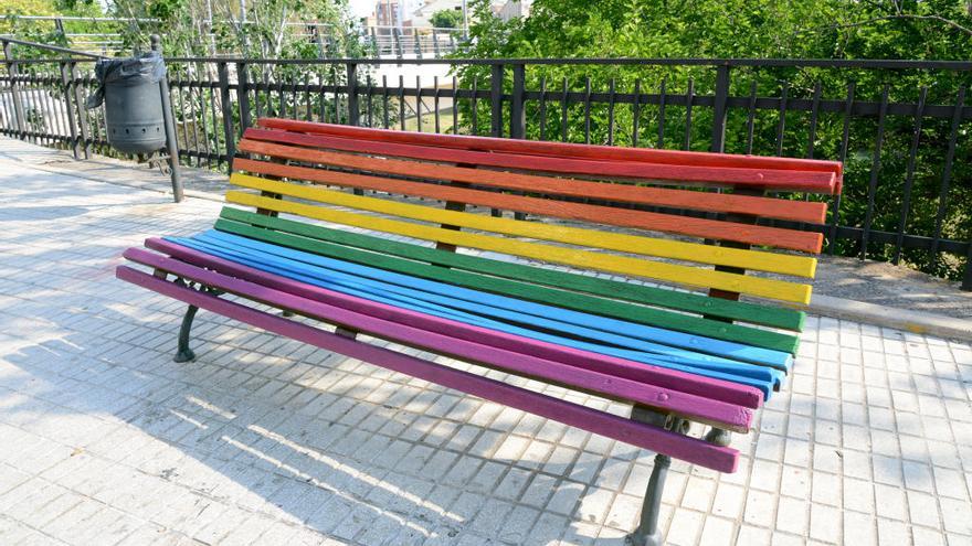 Uno de los bancos públicos pintados con la bandera del arco iris